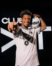 Shandre Campbell, né le 15 juillet 2005, est un footballeur sud-africain qui joue au poste d'ailier au Club Bruges KV.